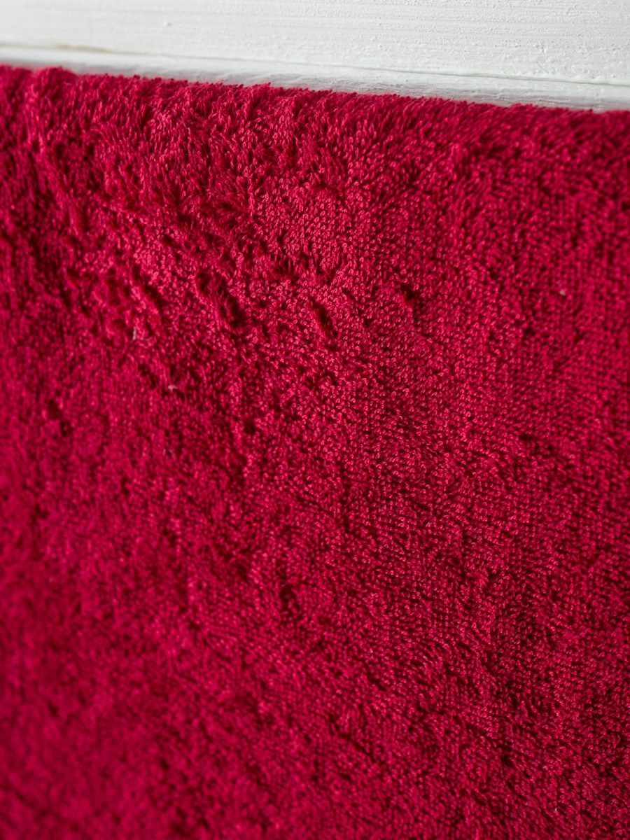 снимок Полотенце с вышивкой 70*140 "красотка" бордовое от магазина BIO-TEXTILES ОПТ