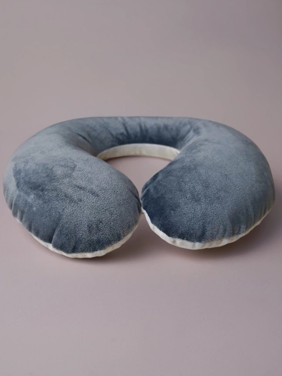 снимок Подушка на шею "рогалик" детская 27*22 св.серый, т.серый от магазина BIO-TEXTILES ОПТ